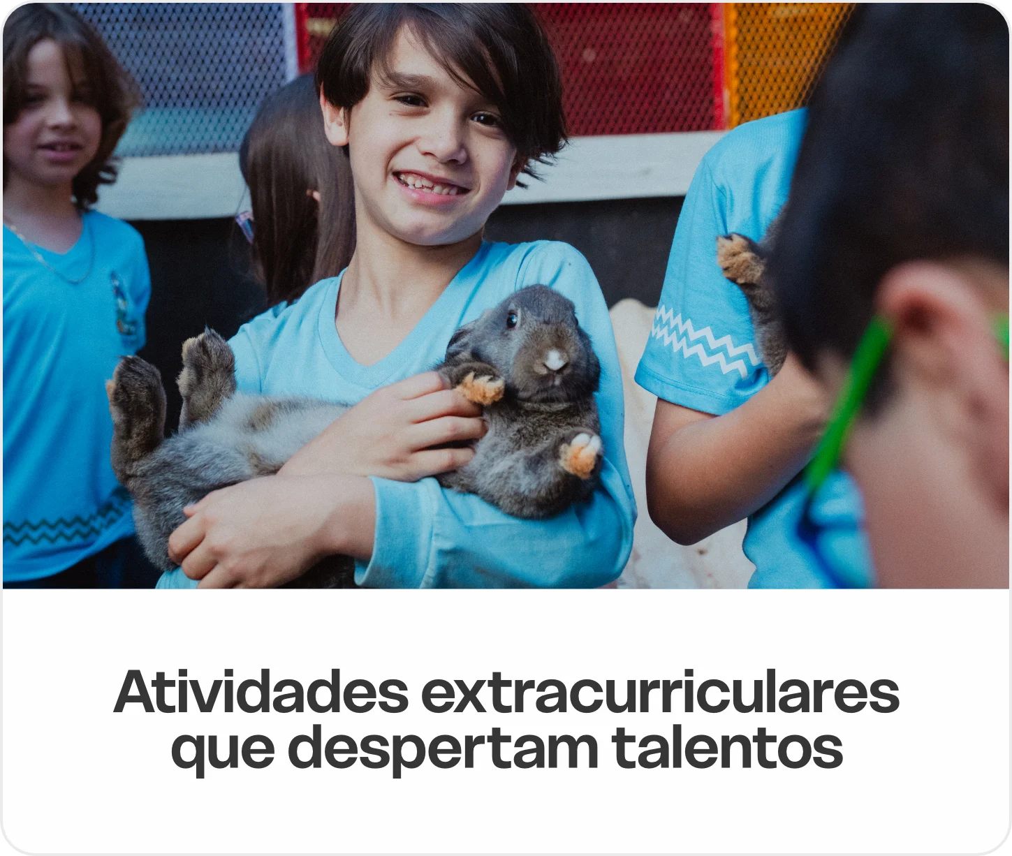 Aluno segurando um coelho