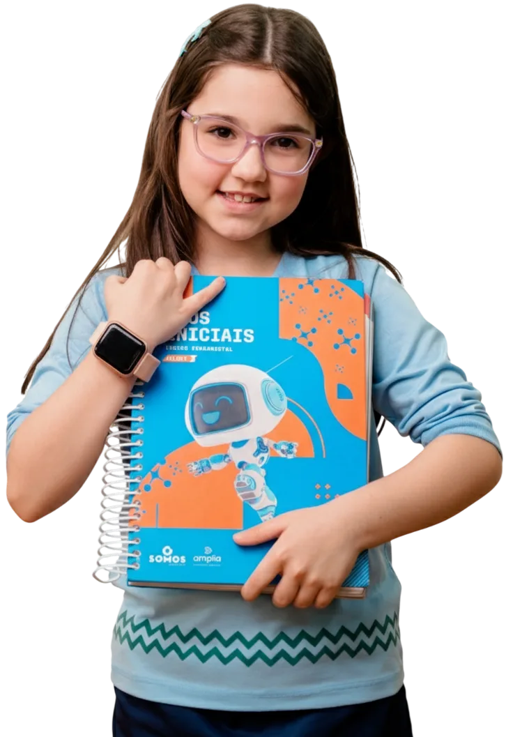 Estudante menino de braços cruzados