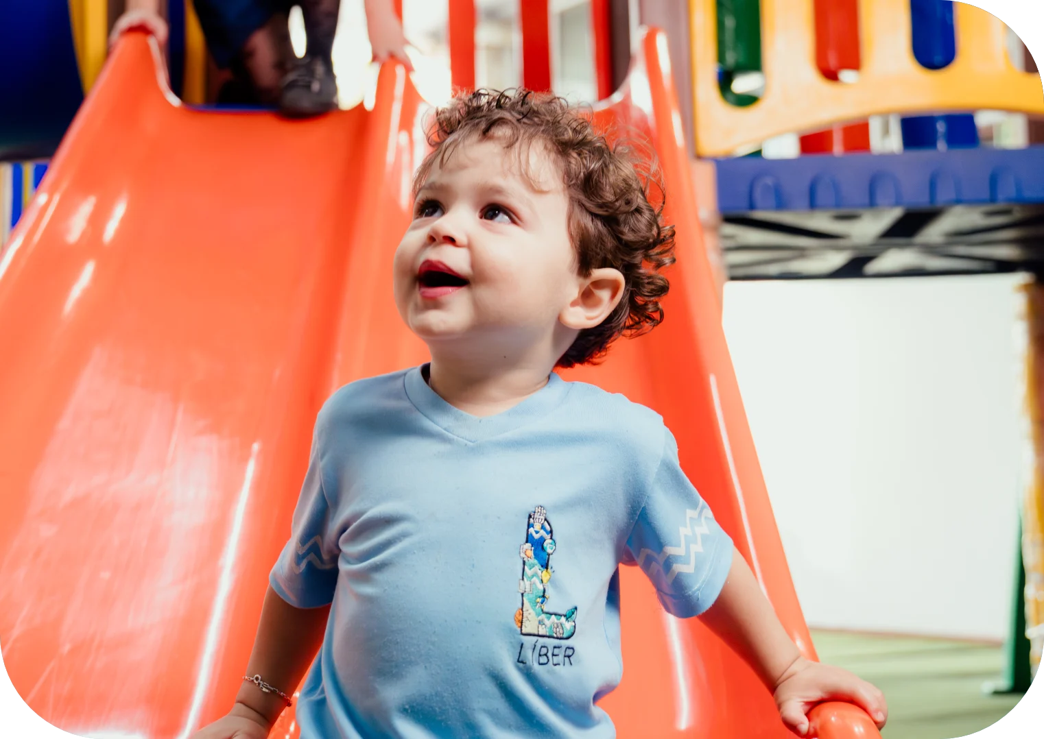 Criança brincando no parquinho