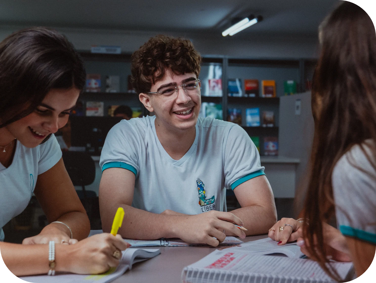 Três alunos estudando